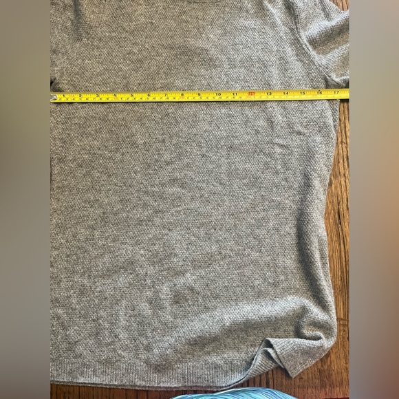 Adrienne Vittadini Cashmere Gray Sweater In Gray w/ Zippered Back! - Picture 3 of 6